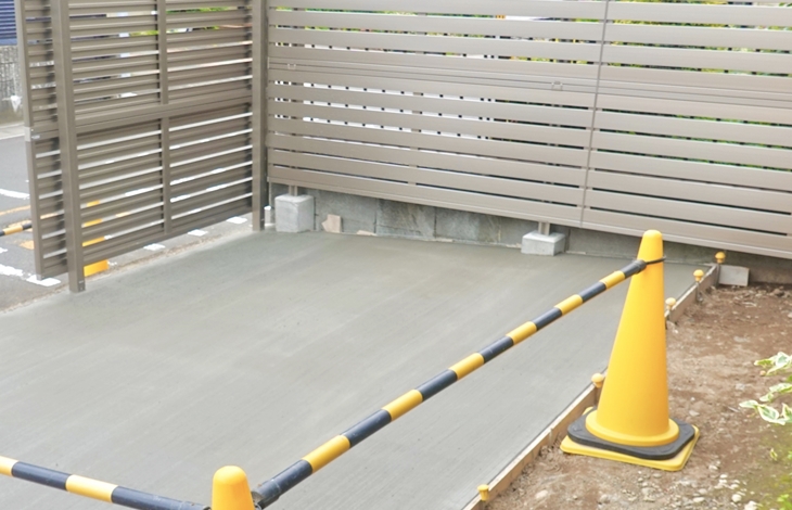 車が乗れる強度になるまで「養生期間」として数日間から1週間程度、駐車できない期間が発生