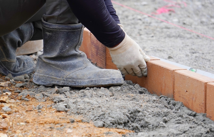 アプローチにレンガを使用する