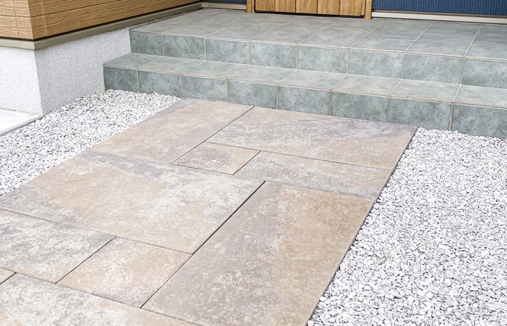 白いタイルや明るい色の石材は清潔感