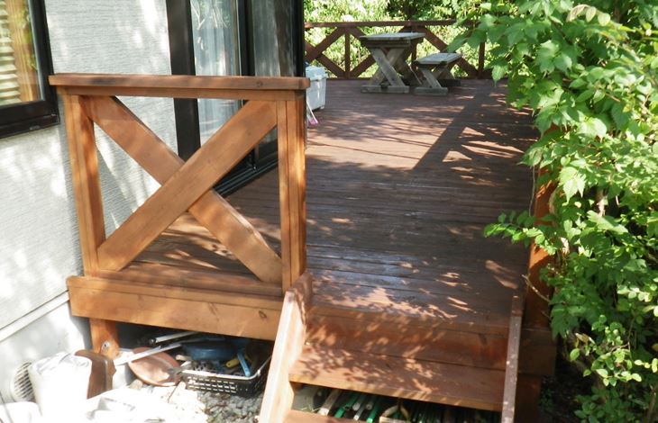 手すりや目隠しフェンス、庭からウッドデッキに上がる際のステップ・床下囲いなどがよく選ばれています。