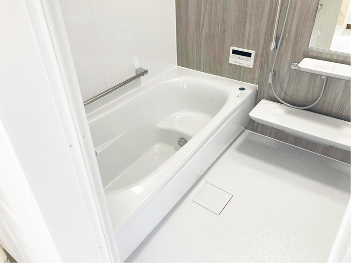 浴室リフォームが完了し、広々と開放感ある浴室になりました。<br />
浴槽はTOTOユニットバス　サザナ1616のNタイプを使用しました。