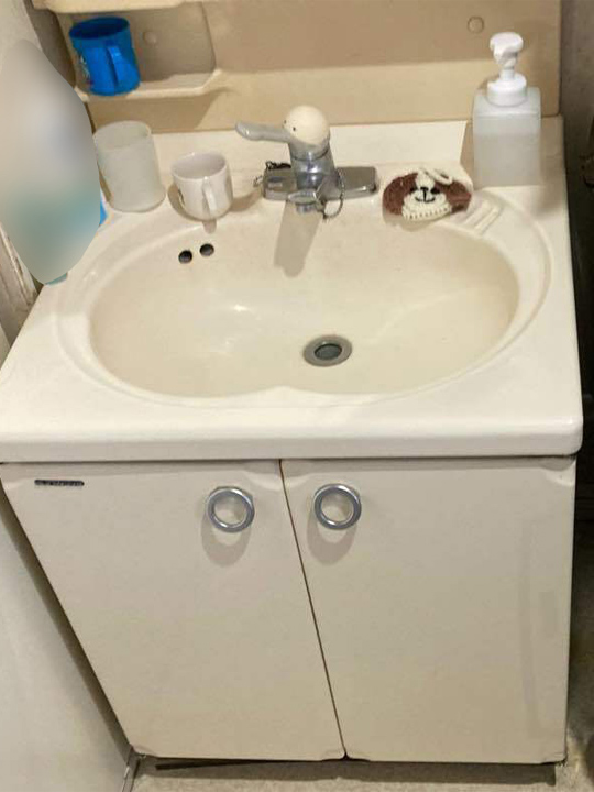 施工前の洗面台のお写真です。<br />
綺麗にされていますが、全体的に洗面台が狭い印象です。