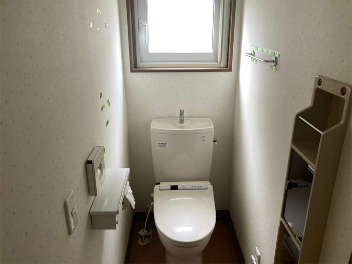 壁紙デザインやタイルから少し寂しい雰囲気を感じるトイレはどんよりとした気分になってしまいます。<br />
手摺りも無くつかまる場所もない、そして壁の凹凸も多いため安全なトイレとはいえません。 