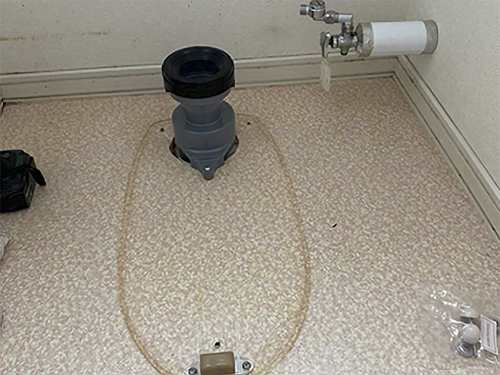 トイレの便座と便器を交換するので、一度解体し水栓まわりを作業します。