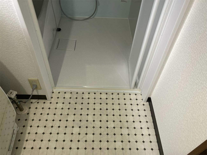 大きな段差があった浴室入り口は、高さを合わせることで安全なものへと大変身しました。<br />
また多少の凸凹を持つタイルを床に敷き詰めることでより滑りにくい環境作りができました。 