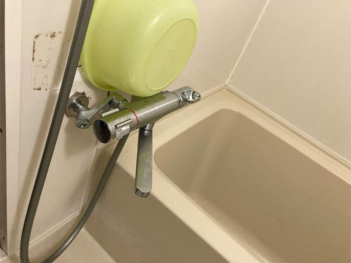 浴槽に隣接した蛇口は利用しずらく、シャワーとの切り替えも大変です。<br />
また壁にびっしりとついたカビ汚れが目立つのがとても気になります。