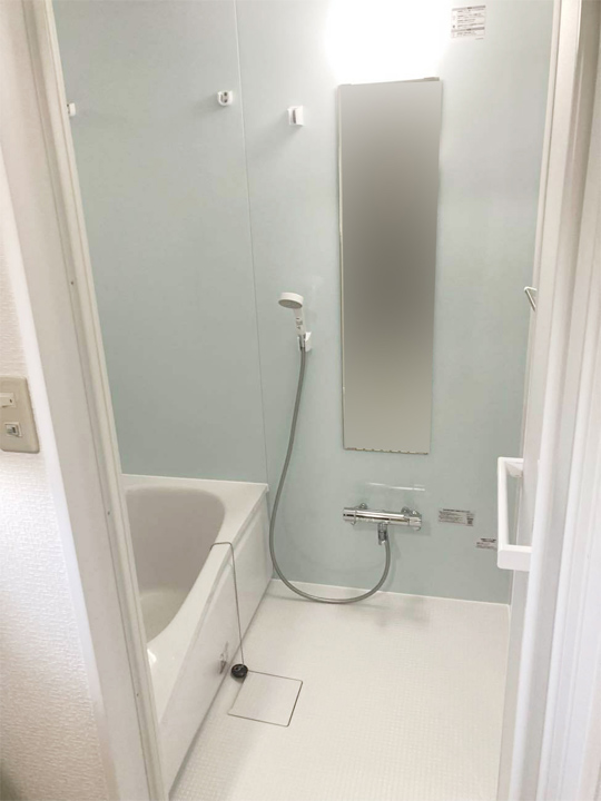 不便さが目立っていた浴室も水栓の位置を移動したことで、「使いやすく」尚且つ「リラックスできる」理想の空間へと生まれ変わることに成功しました。<br />
ライトブルーの壁紙はピンクカビ汚れが目立ちにくくさわやかな気持ちになれるため以前とは印象がガラッと変わっています。 