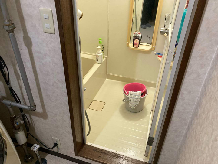 シャワーの位置が浴室入口にある珍しい構成で、鏡を見ながら水を浴びることが出来ないのはとても不便です。<br />
また鏡の下部にあるでっぱり部分をはじめとする汚れが溜まりやすいスポットが通常よりも多く見受けられます。 