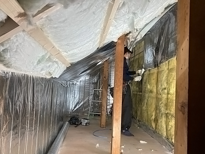 天井や屋根の防湿、気密性を高めるためのダンシーツを壁に貼っていきます。