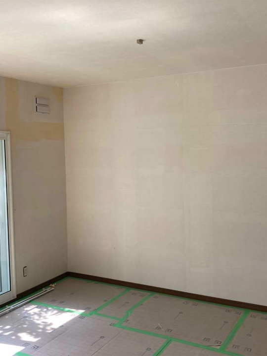 エアコンなど壁に取り付けられていた付属品も一度取り除き、本格的に壁紙を貼り替える準備は万全です。