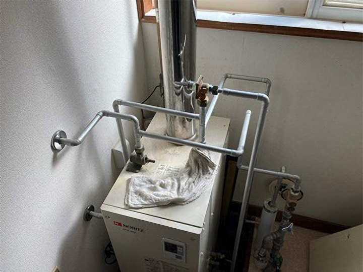 こちらは施工前の給湯器のお写真です。<br />
給湯器の寿命は一般的には10～15年とされています。<br />
長年使用していると、経年劣化でお湯が出づらくなってしまいます。