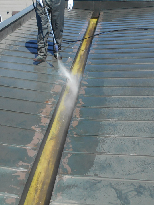 長年の使用で屋根や溝部分に溜まっている汚れを高圧洗浄機を使用して水圧で流していきます。