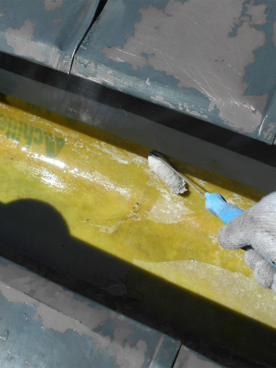 きれいに汚れを洗い流した黄色い溝部分には下地として、防水効果や汚れにくい効果をもつ塗装を薄く塗り広げていきます。