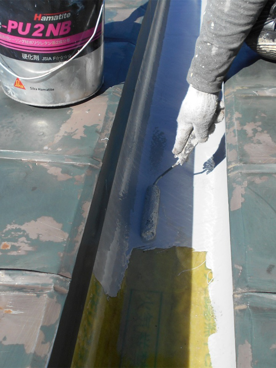 先ほど塗った下地が乾いたら、ホワイトカラーの塗料「スーパークリスタルルーフペイント」を上から塗って雨風に対する強度を高めていきます。