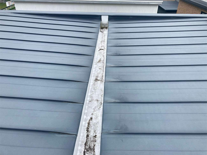 長年の使用で受けた雨風など気候によるダメージで屋根塗装は浮きや剥がれが見受けられます。<br />
また屋根の中心部にはカビなどによる汚れが目立ち、汚れ自体の広がりが感じられます。