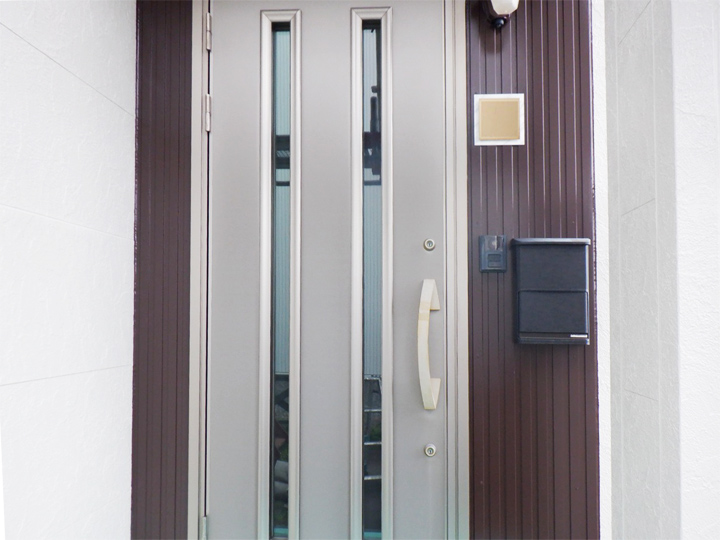 シルバーのドア部分に良くマッチするブラウンは耐候性と対クラック性・対屈曲性を兼ね備えているため、雨風も安心です。