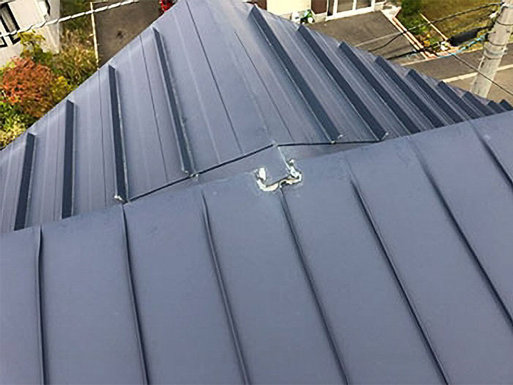 風雨にさらされる屋根は、塗膜の剥がれなどが発生します。