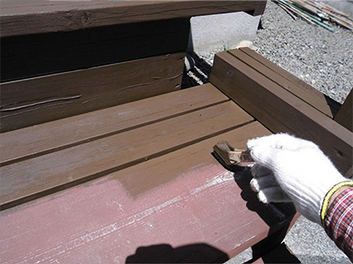 ウッド階段の塗装の様子です。<br />
水系木材保護塗料のガードラックアクアを使用して塗装していきます。