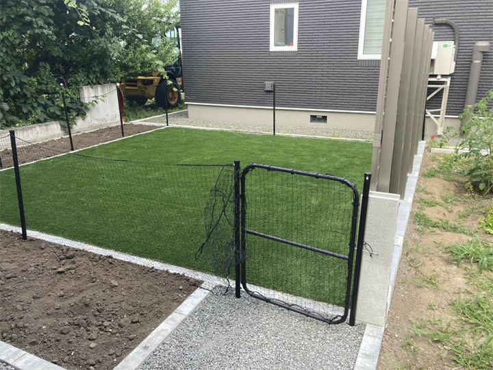 野菜スペースと人工芝のスペースを分けるための柵もあるので、安心して野菜を育てることができます。