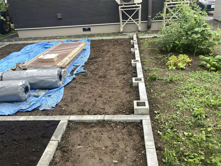野菜スペースは残す予定なので、区切るための柵の土台を付けていきます。