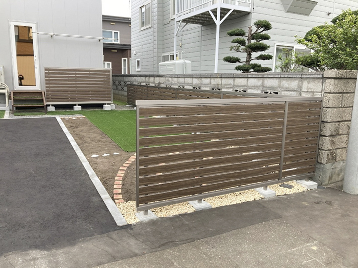 お庭のスペースはタイルをお洒落にデザインし、歩道前にもフェンスを設置しました。