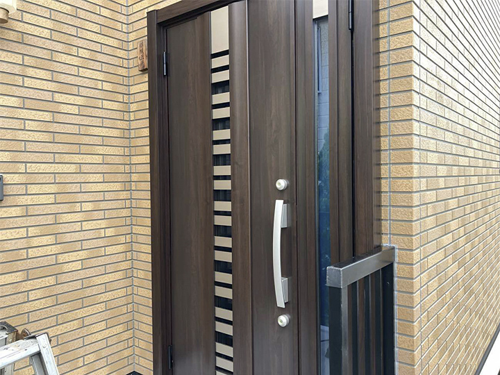 玄関ドアはリクシルのリシェントドアG82型、クリエダークを設置しました。<br />
 親子ドアで採光タイプです。