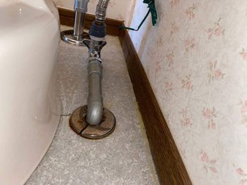 トイレの水漏れは劣化や消耗などによるものが多いため、長年使用している配管は注意が必要です。