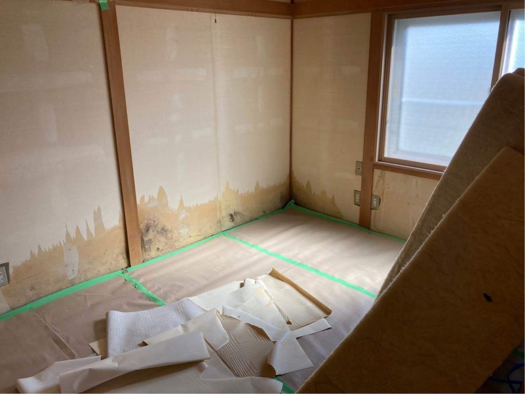 こちらは和室のお写真になります。古くなった畳を撤去し、新しいものにかえていきます。
