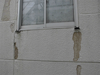 劣化により、塗膜が剥離してしまっています。このままでは雨水などが住宅に浸水しやすくなり、危険な状態です。