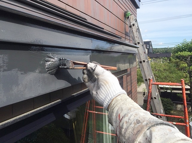 屋根（窓庇）上塗り１回目