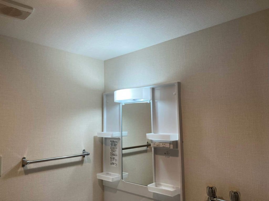 洗面化粧台は上部の空きスペースのサイズを測り、新しく吊戸棚を設置していきます。