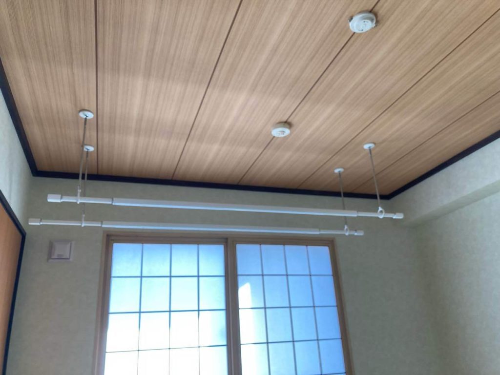 また、室内に物干し竿を天井から設置しました。<br />
