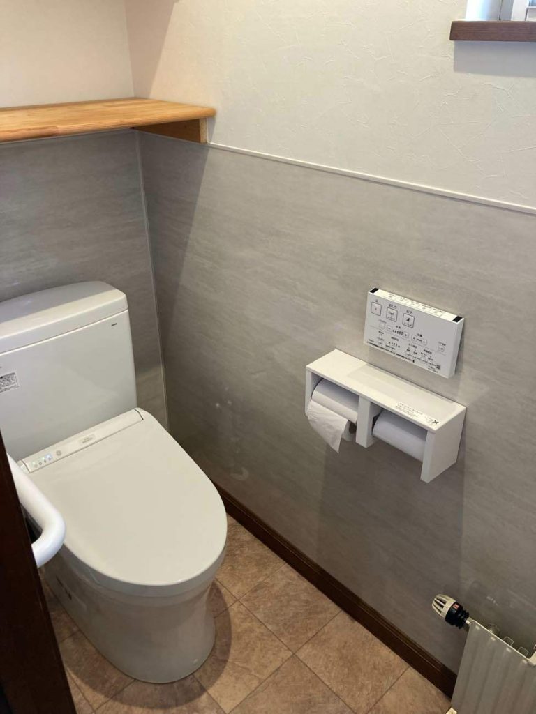 トイレはTOTO KQ便器＋TCF8CM77AKを新しく設置しました。