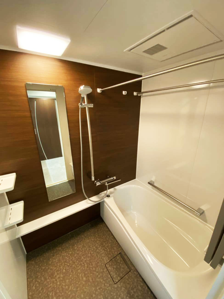 システムバスルームの全体像です。ホワイトカラーとブラウンカラーが調和し、とても美しいデザインです。