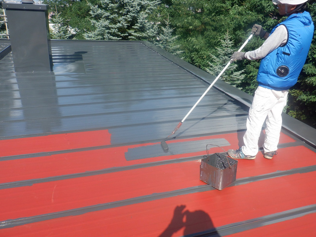 屋根の塗装工事中の写真です。<br />
１塗り１塗り、丁寧に職人さんが塗装していきます。