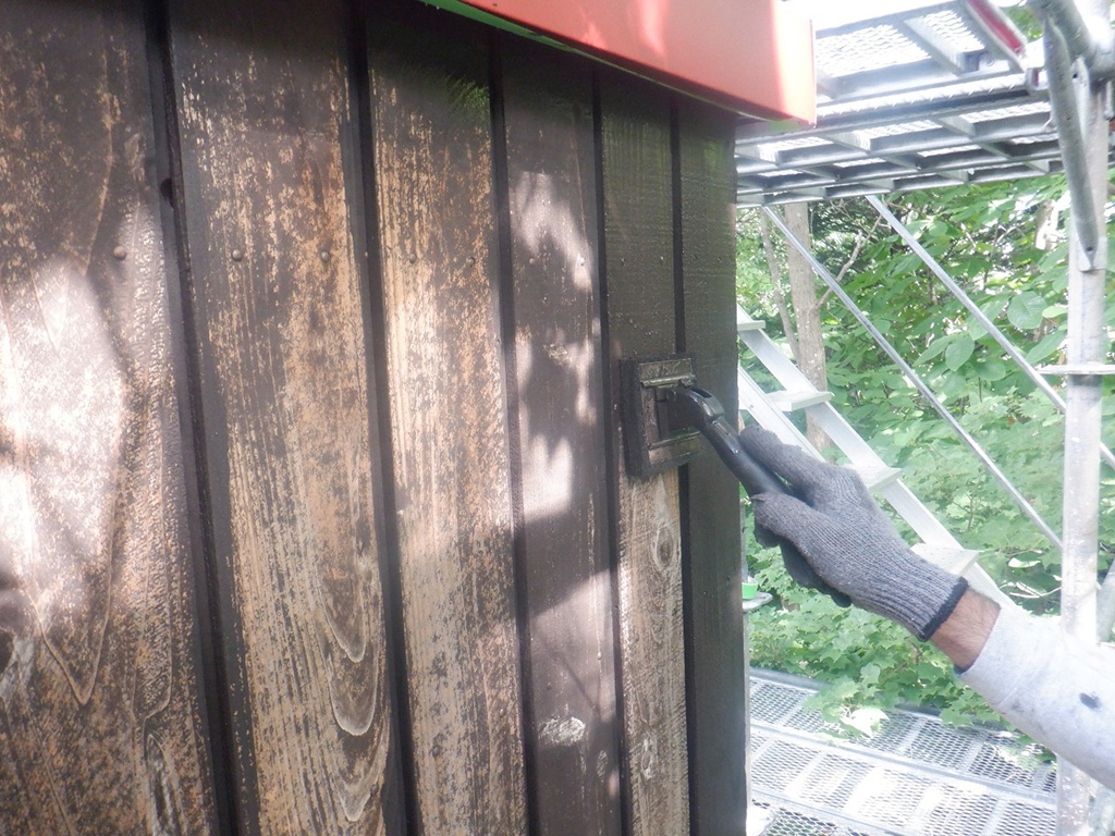 外壁の木板の塗り替え作業です。<br />
塗装をすることで、直射日光や内部への水分浸透を防ぎ、腐食やカビの発生を抑えます。
