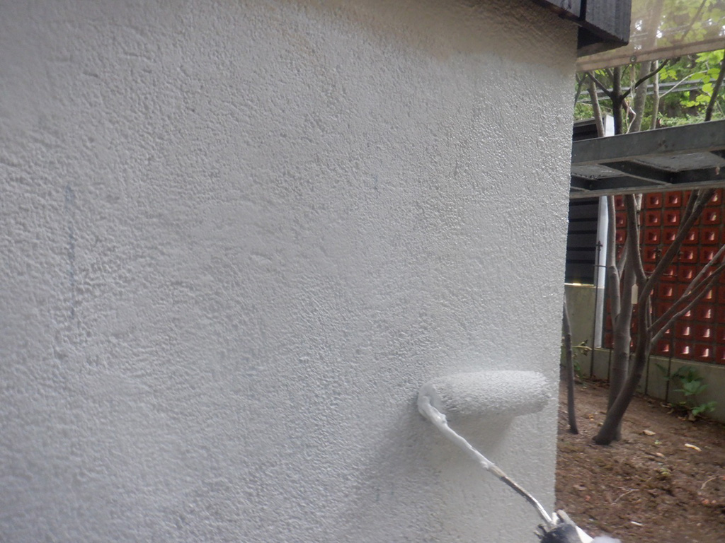 外壁を塗っていきます。<br />
重ね塗りするをことで艶のある外壁にしていきます。