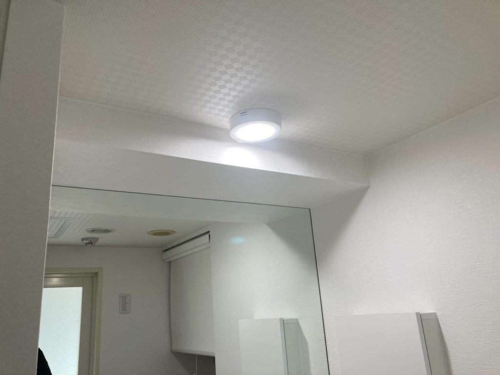 新しい照明はナチュラルな昼白色と、天井に違和感なく収まるデザインが印象的です。