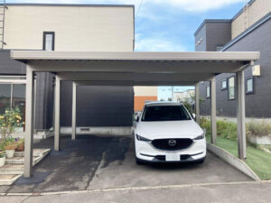 外観に調和した屋根付き駐車スペースへ