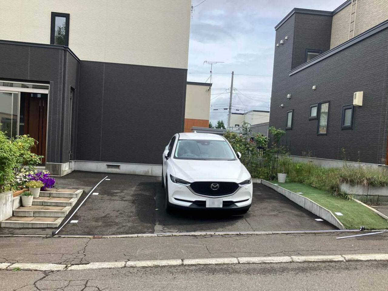 施工前：屋根がないため、雪や雨の日は車まわりが天候の影響を受けやすい状態