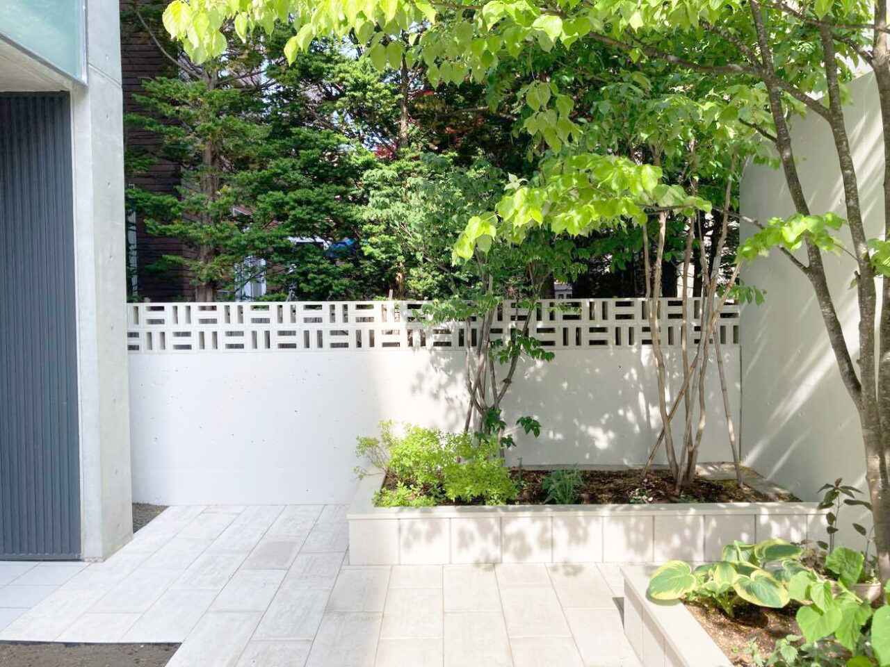施工後:既存の植栽を活かし、ずれた花壇と床面を下地から整えた中庭へ