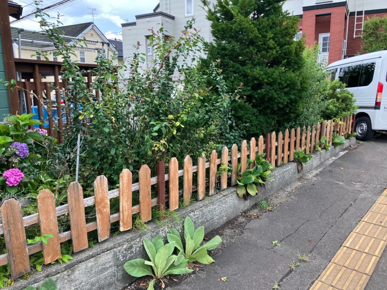 既存のカーポートは車1台分の広さで、脇には荷物を置ける程度のスペースがあり、その奥には庭が広がっていました。 カーポートの屋根材には経年による傷みも見られました。今回は既存カーポートを撤去し、庭部分も含めて駐車スペースとして活用できるよう整えていきます。