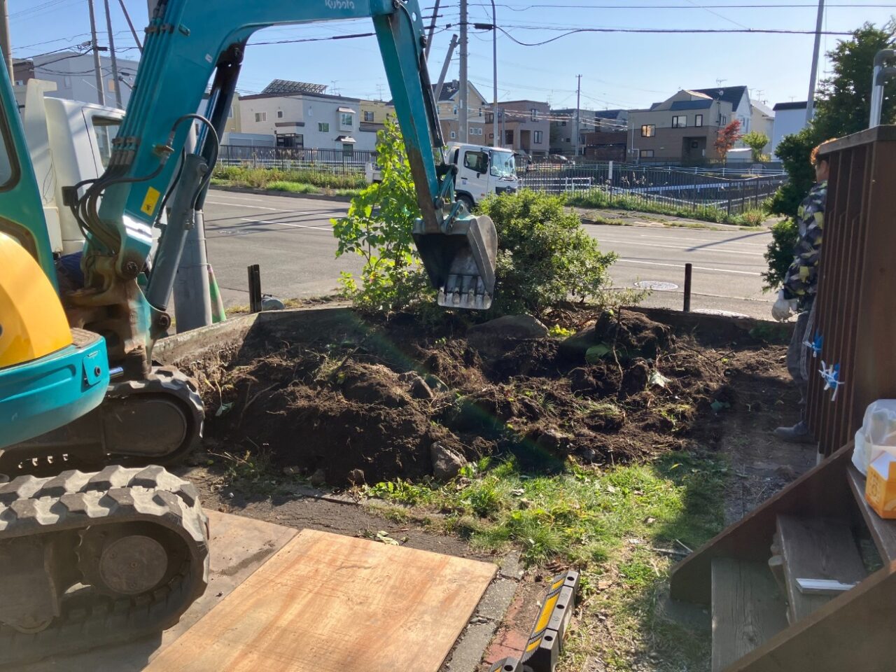 既存の庭部分を整理し、駐車スペースとして活用できるよう地面を整えていきます。あわせて、これまで使用していた1台用カーポートを撤去し、新しいカーポートを設置するためのスペースを確保しました。 その後、特別注文の鉄骨3台用カーポート「AP760L型」を設置していきます。柱や梁を組み上げながらカーポート全体を施工し、3台分の車を駐車できる屋根付きスペースを整えました。 カーポートの設置にあわせて、敷地境界には既存と同様にアルミフェンスを設置しています。庭だった部分まで駐車スペースとして活用できるよう、外構全体を整えていきました。