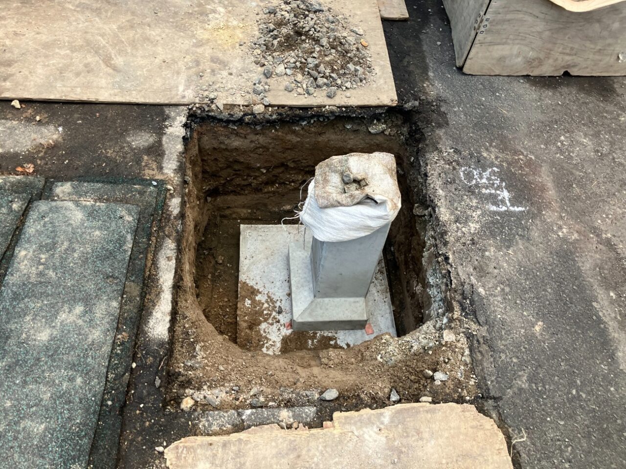 既存の庭部分を整理し、駐車スペースとして活用できるよう地面を整えていきます。あわせて、これまで使用していた1台用カーポートを撤去し、新しいカーポートを設置するためのスペースを確保しました。 その後、特別注文の鉄骨3台用カーポート「AP760L型」を設置していきます。柱や梁を組み上げながらカーポート全体を施工し、3台分の車を駐車できる屋根付きスペースを整えました。 カーポートの設置にあわせて、敷地境界には既存と同様にアルミフェンスを設置しています。庭だった部分まで駐車スペースとして活用できるよう、外構全体を整えていきました。