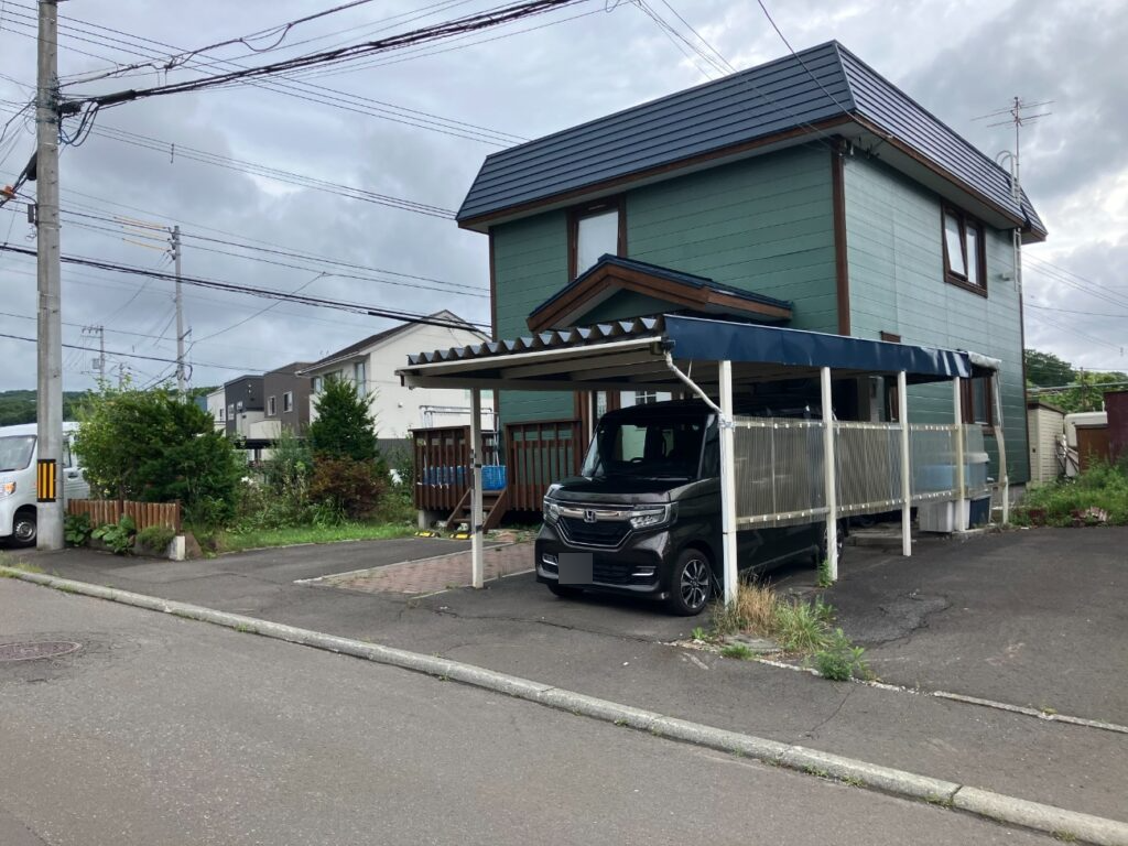 既存のカーポートは車1台分の広さで、脇には荷物を置ける程度のスペースがあり、その奥には庭が広がっていました。 カーポートの屋根材には経年による傷みも見られ、庭部分も含めると、敷地には駐車スペースとして活用できる余地がある状態でした。